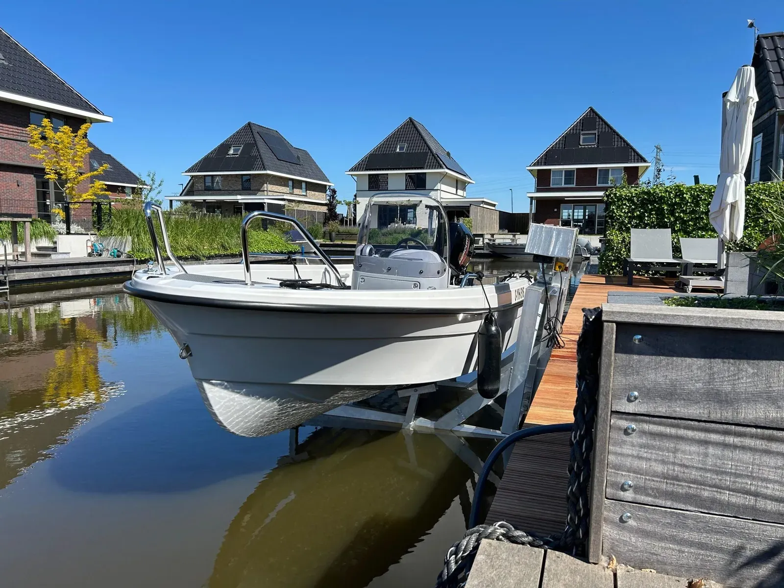 Motorboot op een kadelift naast de steiger in Sneek