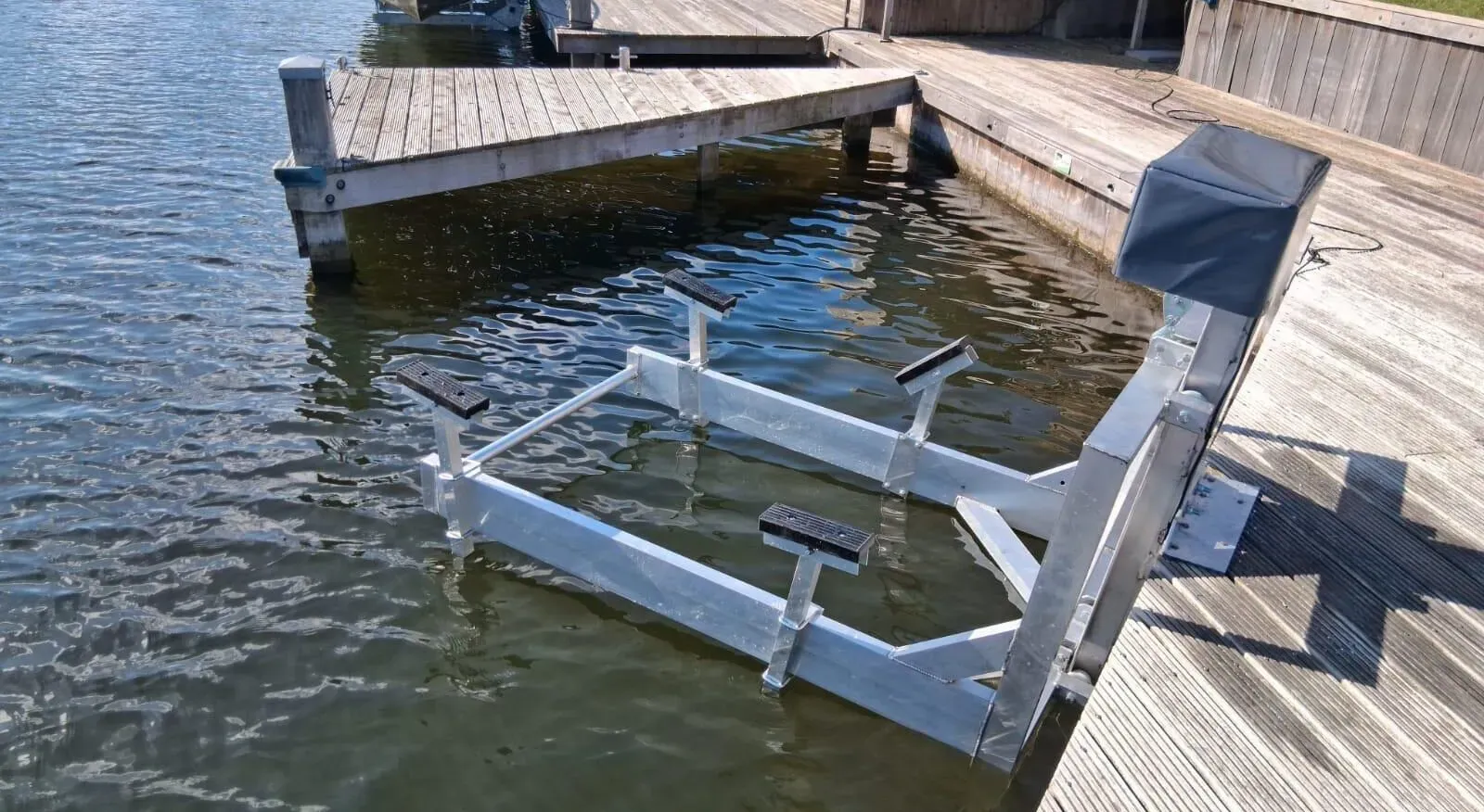Kadelift zonder boot aan een houten steiger