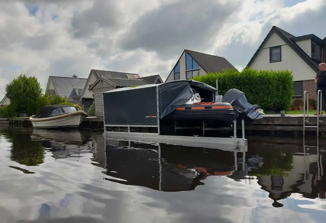 Botenlift met boot omhoog